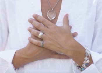 Hand auf das Herz - Heilung